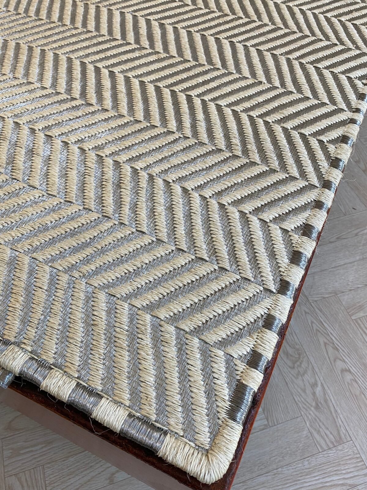 Tapete Tejido Espina de Pescado en Fique y Metal Plata + Borde uno a uno